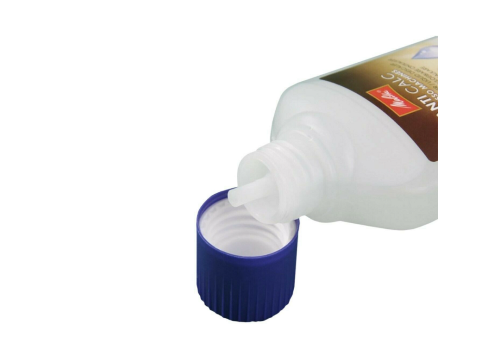Flasche Entkalkungslösung gießt in einen blauen Deckel. Weiße Flasche, Etikett teilweise sichtbar.