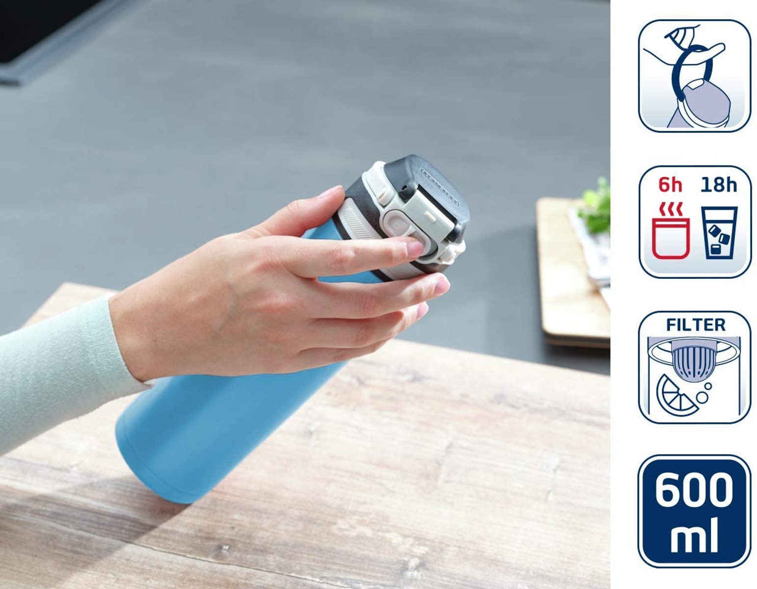 Eine Person hält eine blaue Wasserflasche. Symbole zeigen Funktionen wie Temperaturerhaltung und Filterverwendung.