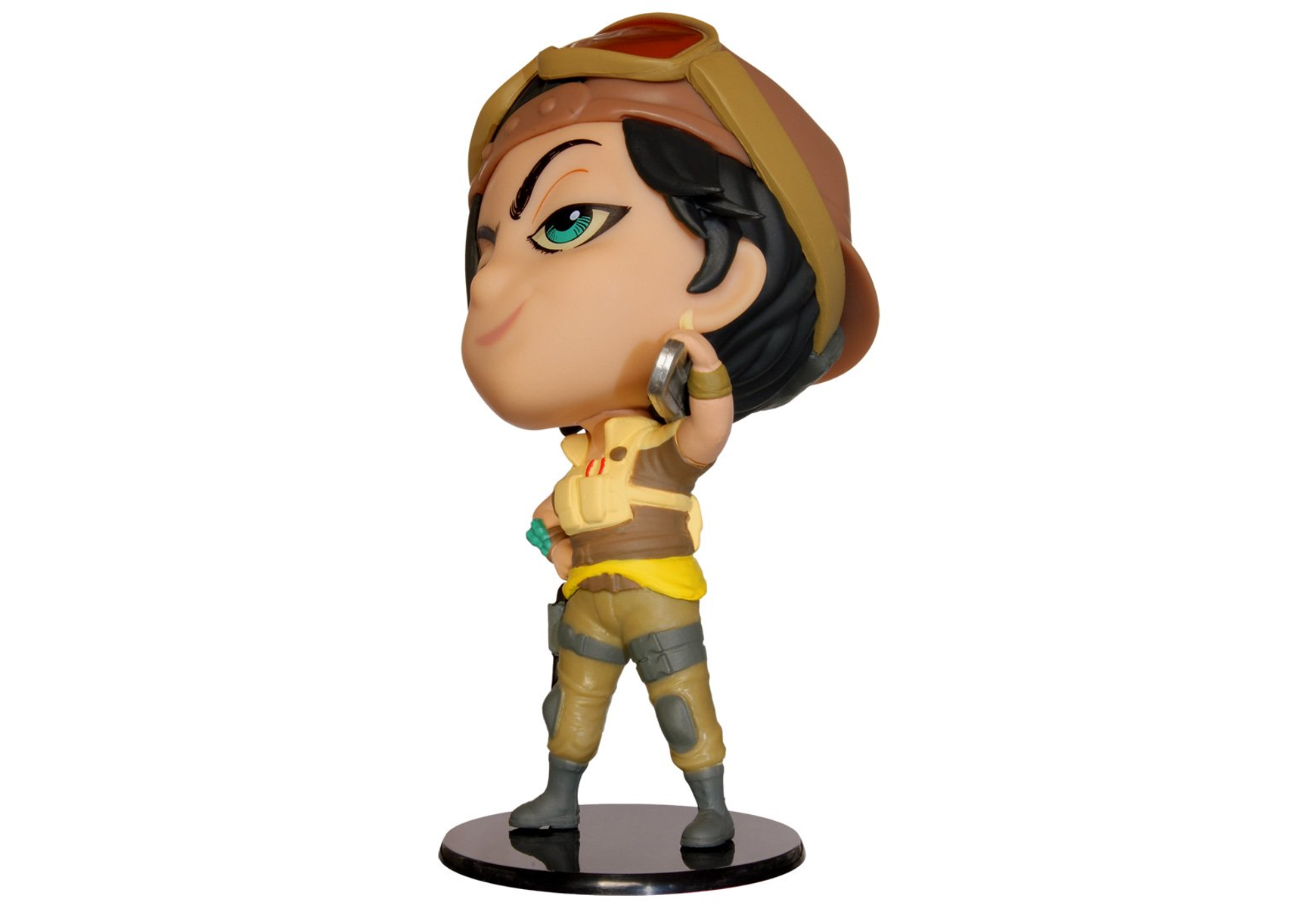 Una figura caricaturesca de un personaje femenino con un sombrero y un accesorio parecido a un arma.