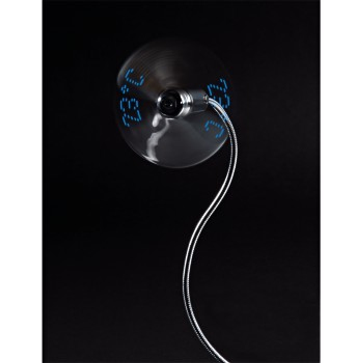 Sich drehender Ventilator mit blauer LED-Anzeige, die Zahlen anzeigt. Schwarzer Hintergrund.