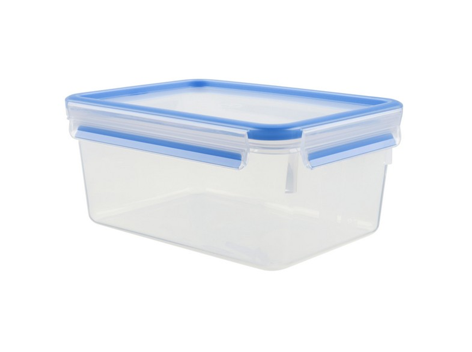 Contenedor de alimentos de plástico transparente con tapa y clips azules. Fondo blanco.