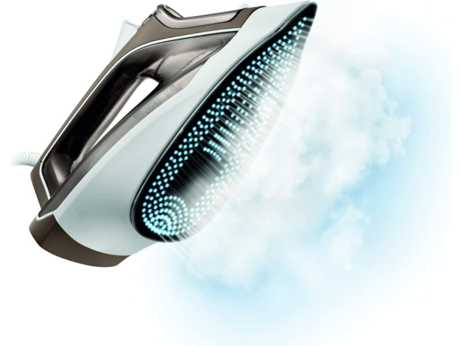 Żelazko z parą. Biało-czarne żelazko z niebieską parą wychodzącą z głowicy.