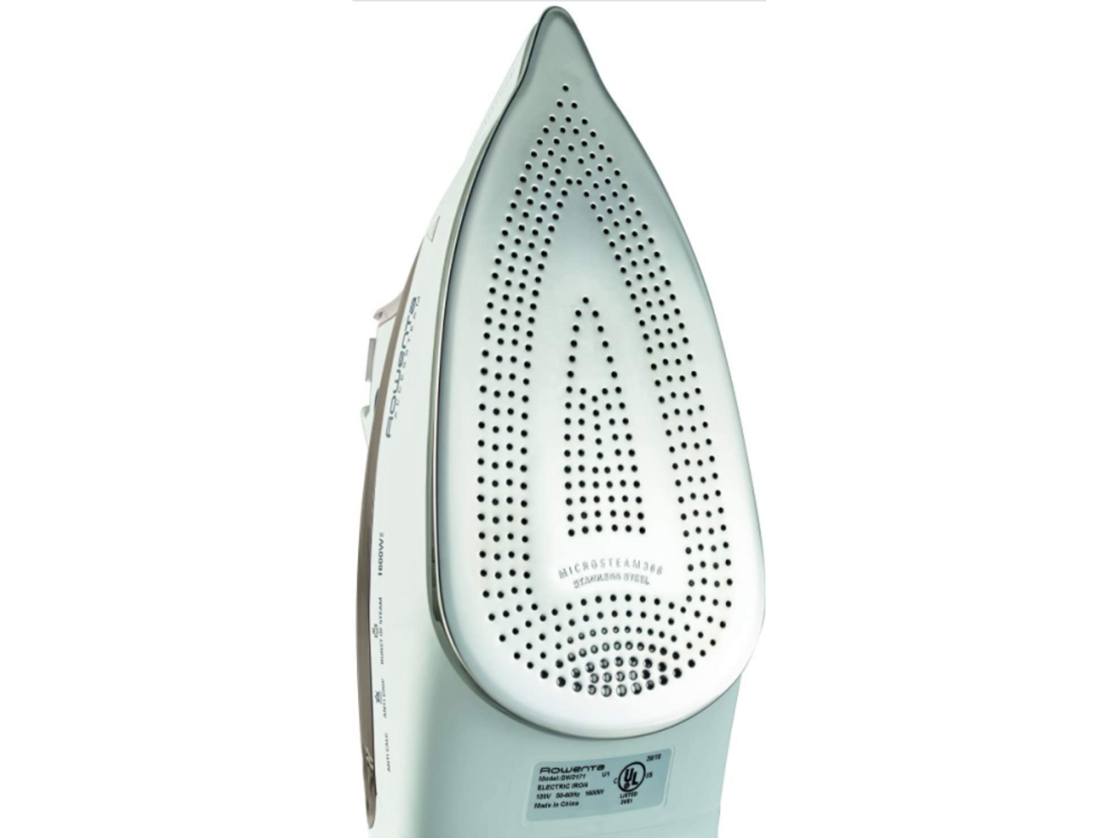 Zbliżenie białego żelazka ze stopą ze stali nierdzewnej, z wieloma małymi otworami, na czarnym tle.