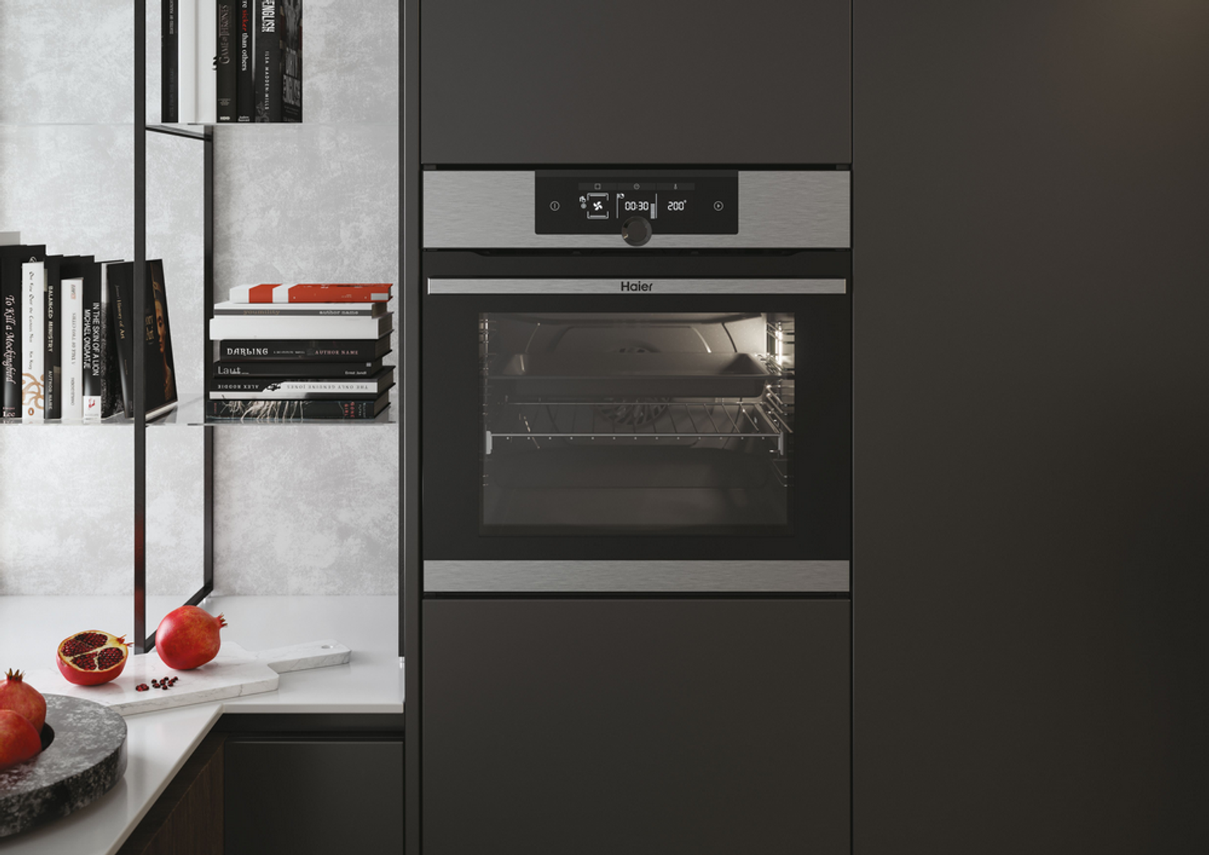 Horno Haier empotrado con pantalla digital, diseño negro y plateado.