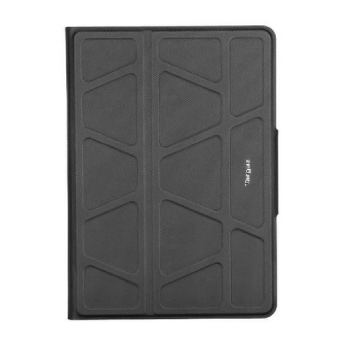 Una funda negra para tableta con un patrón texturizado, cerrada y plana. El nombre de la marca es visible.
