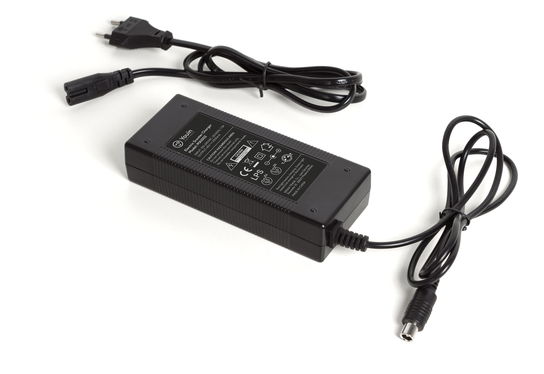 Adaptador de corriente negro con dos cables negros. El adaptador es negro y tiene texto blanco.