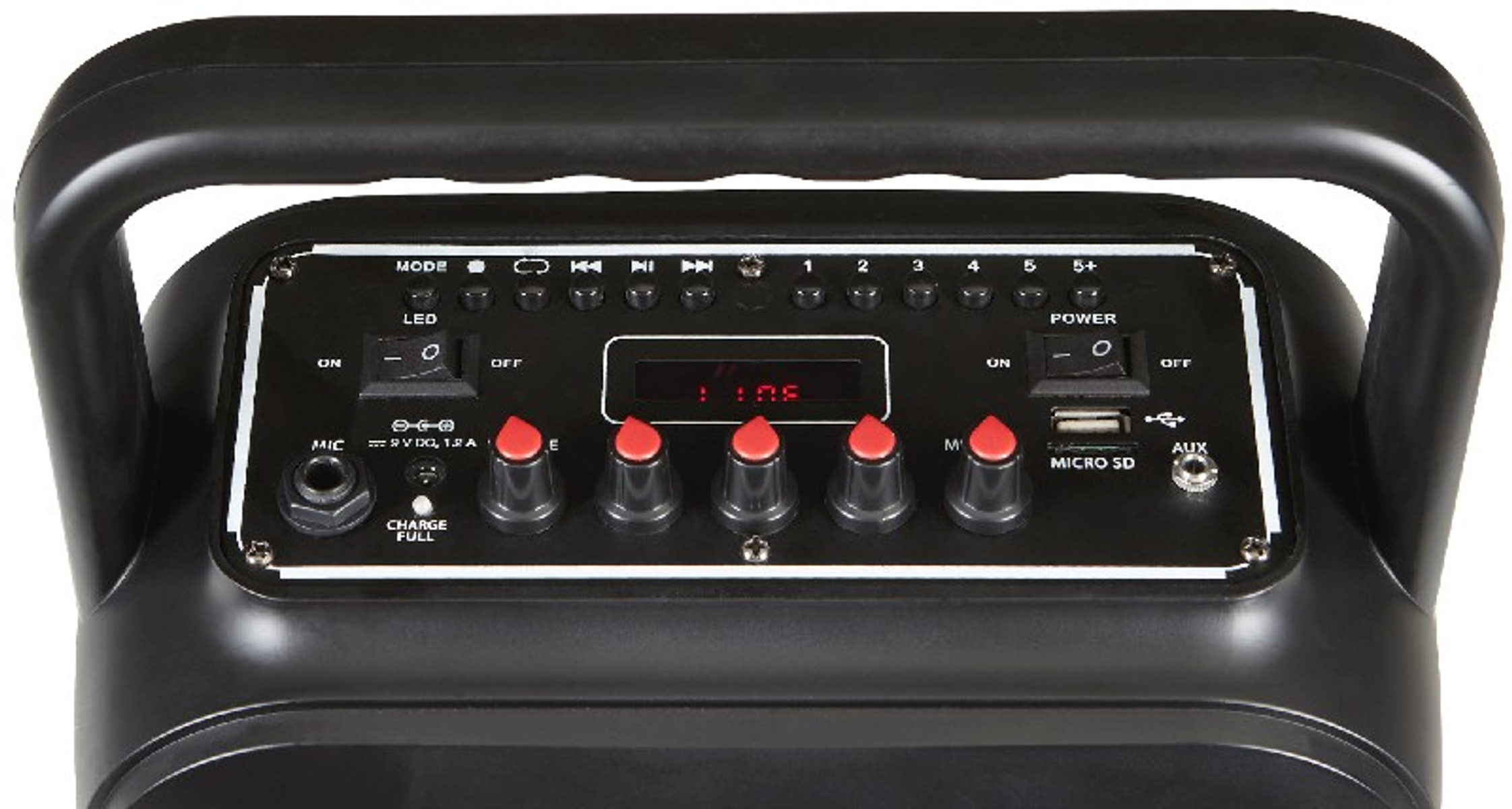 Panel de control de altavoz negro con botones y pantalla. Fondo negro.
