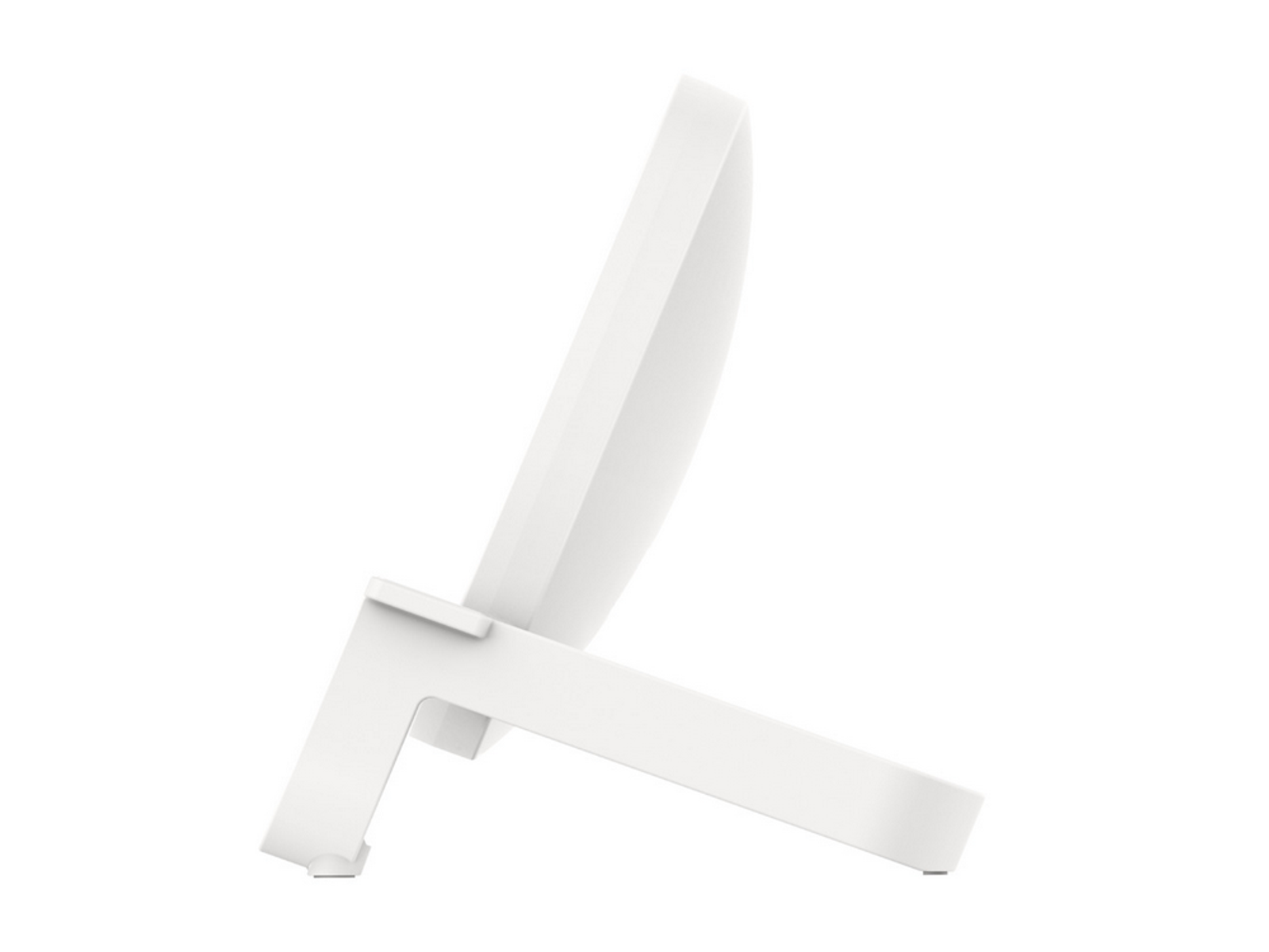 Soporte blanco para cargador de teléfono. Tiene una base blanca y un soporte en ángulo para un teléfono.