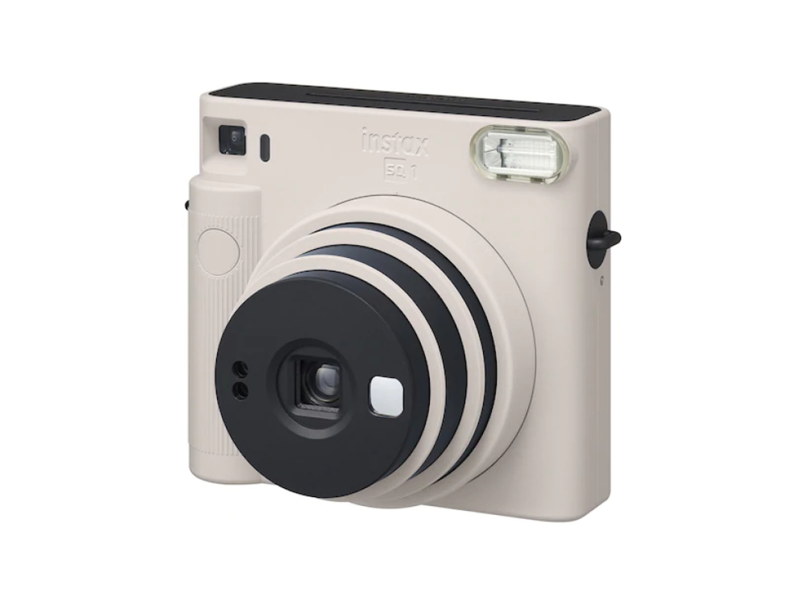 Ujęcie z kąta aparatu Instax SQ1 w kolorze kremowym z obiektywem i lampą błyskową.