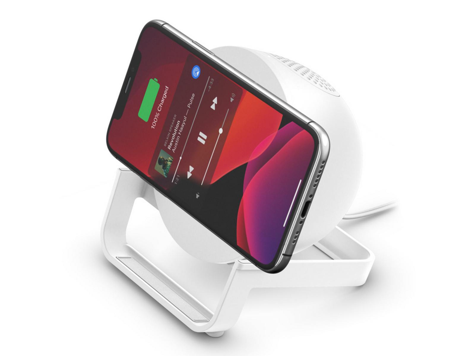 Cargador de teléfono Belkin blanco con teléfono cargando.