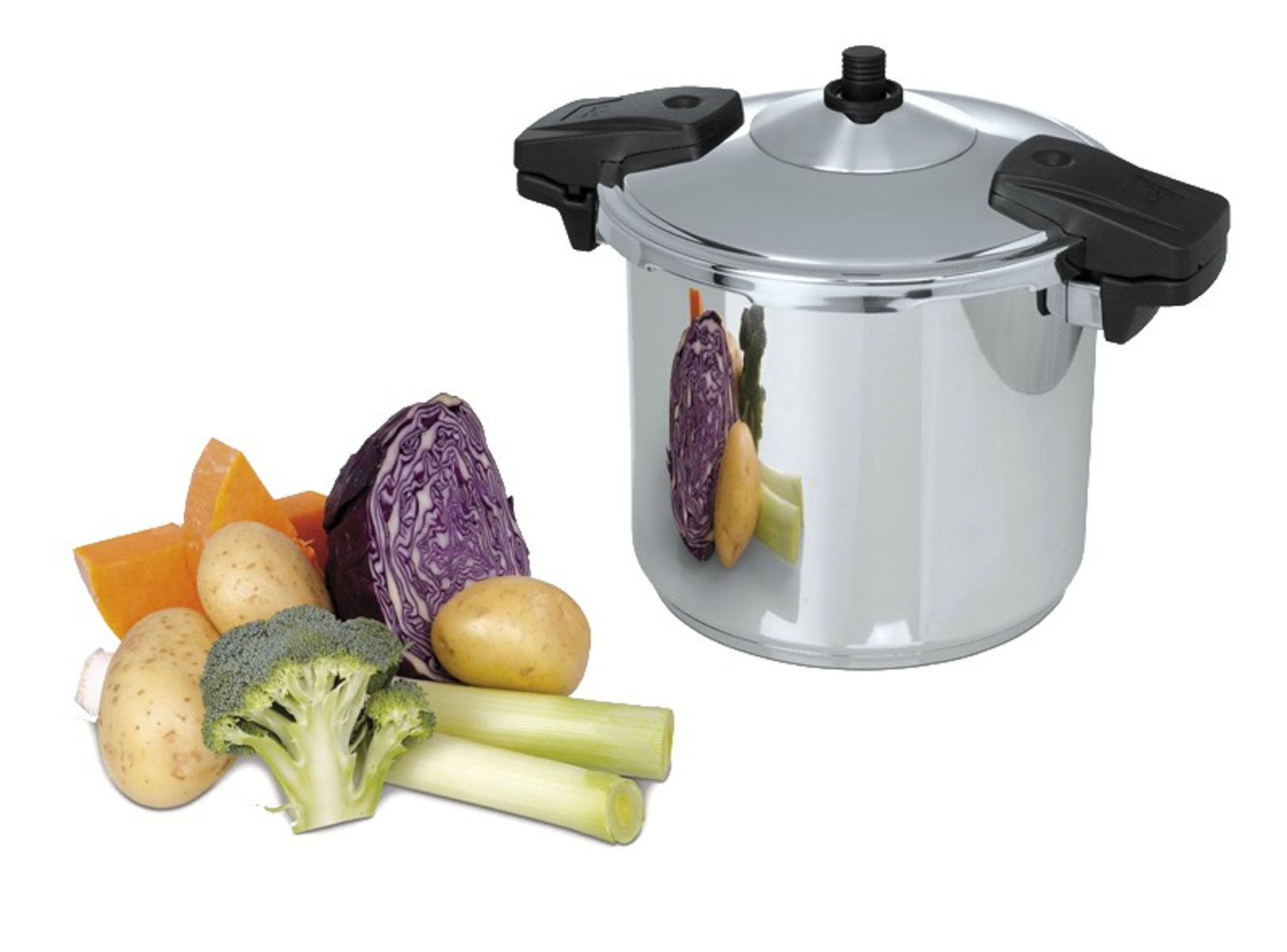 Olla a presión de acero inoxidable con verduras: calabaza, patatas, brócoli, col, puerro sobre blanco.