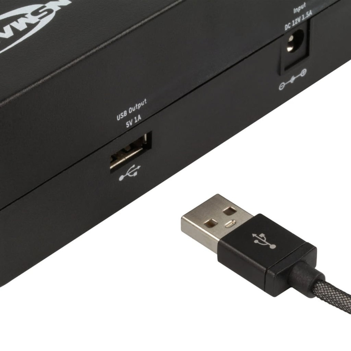 Ein schwarzes USB-Kabel, das an eine schwarze Powerbank mit USB- und DC-Eingängen angeschlossen ist.