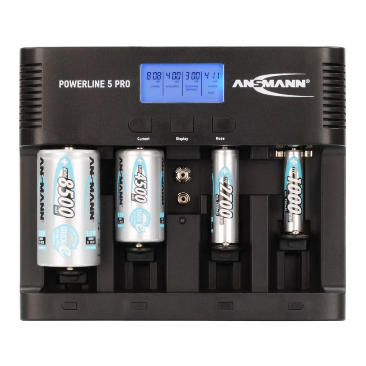 Schwarzes Batterieladegerät mit vier Schächten und einem blauen Display. Vier Batterien sind eingesetzt.