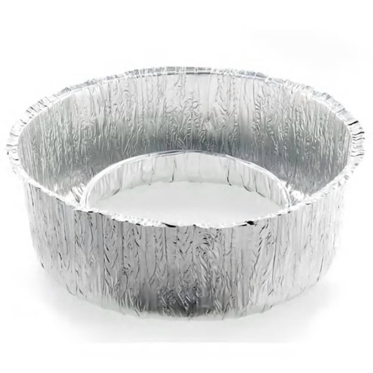 Okrągła forma do pieczenia z folii aluminiowej. Ma mały, wewnętrzny pierścień. Białe tło.