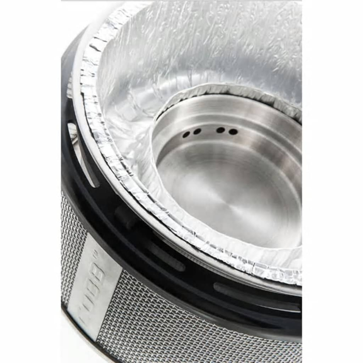 Zbliżenie metalowego grilla. Ma siatkowy wygląd zewnętrzny i foliową wyściółkę.