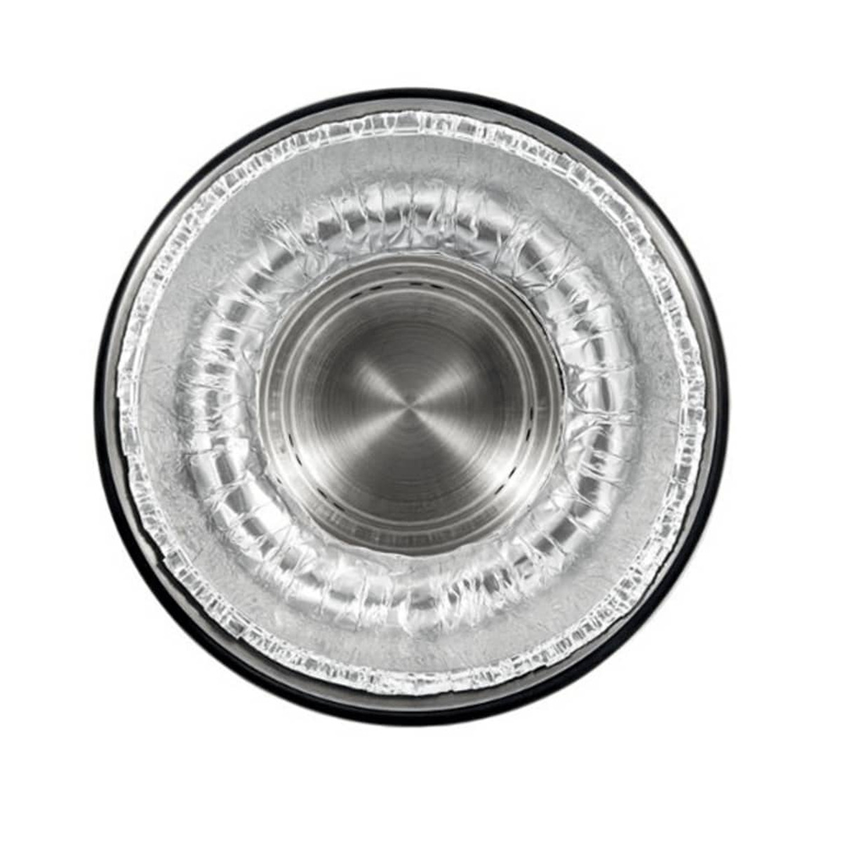 Zbliżenie, widok z góry na wnętrze stalowego kubka izolowanego, na białym tle.