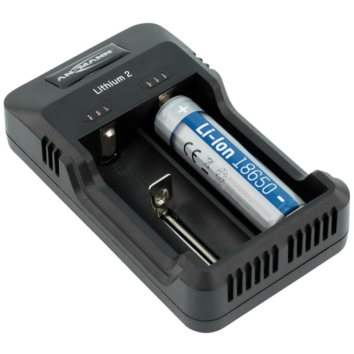 Ein schwarzes Batterieladegerät mit einer Batterie im Inneren. Das Ladegerät hat die Marke 'ANSMANN'.