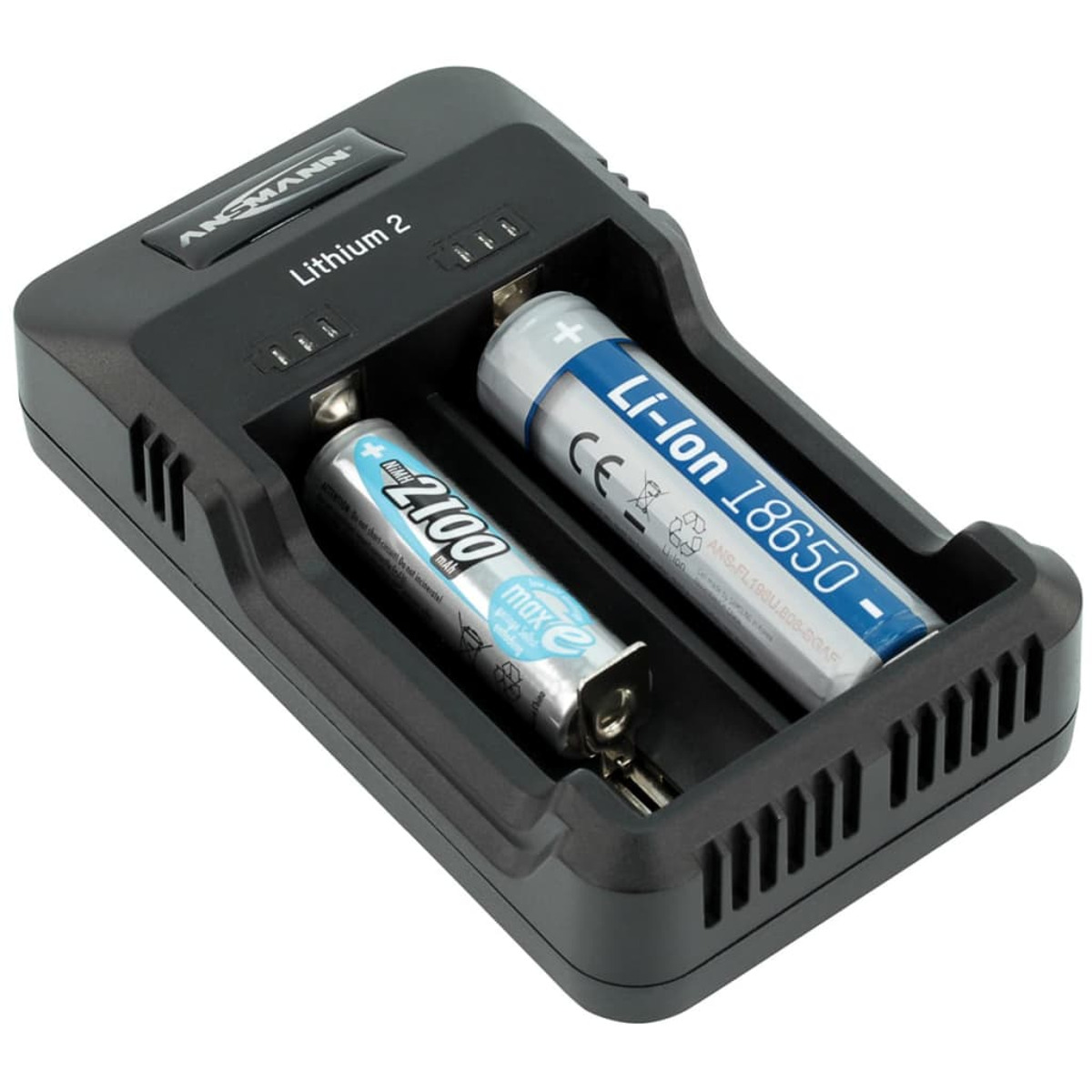 Schwarzes Ladegerät mit 2 Batterien darin. Eine ist blau, eine ist silber. Weißer Hintergrund.
