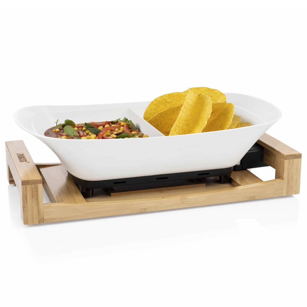 Una fuente blanca con nachos, salsa y una base de madera.