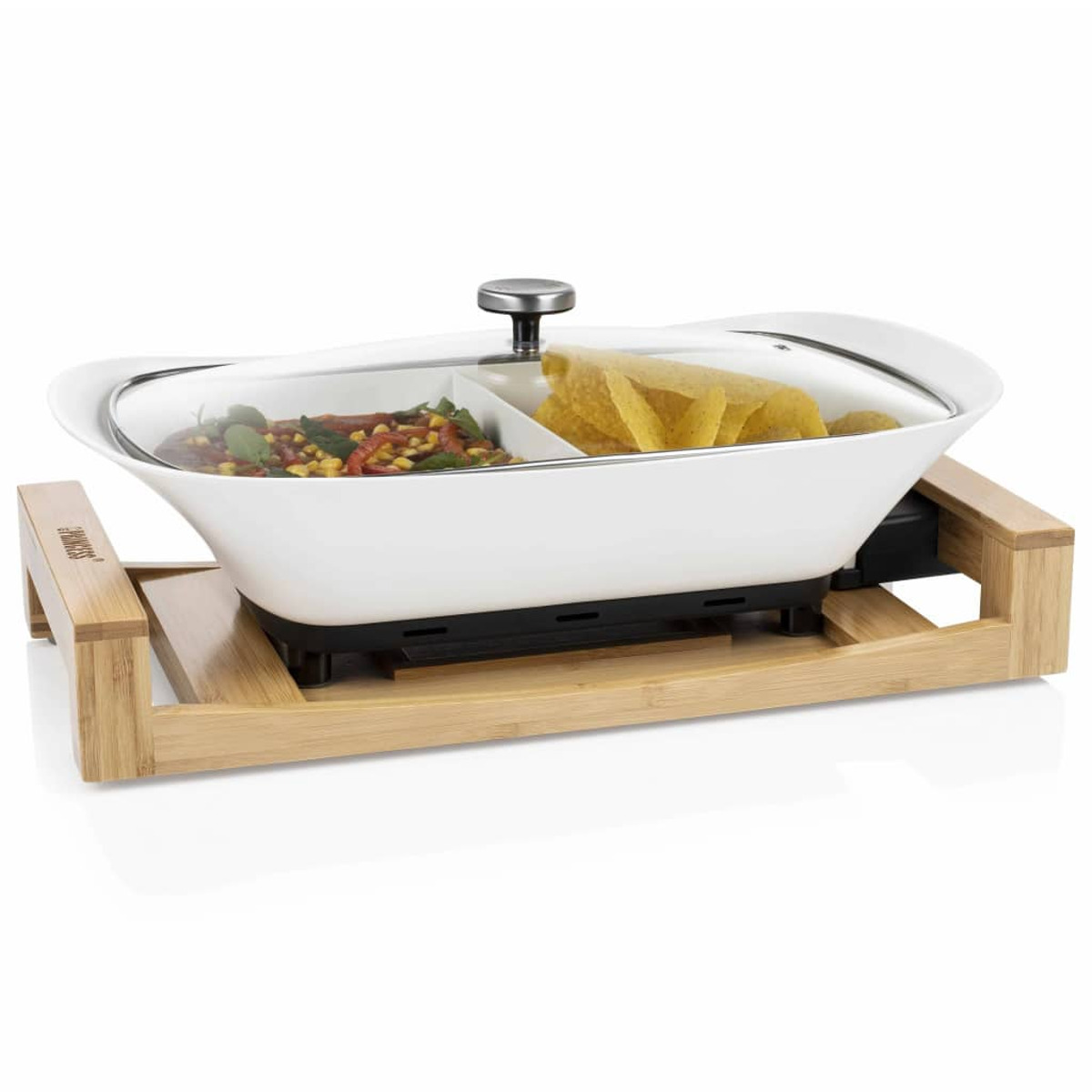 Fuente eléctrica blanca con tapa de vidrio, sobre soporte de madera, con comida y patatas fritas.