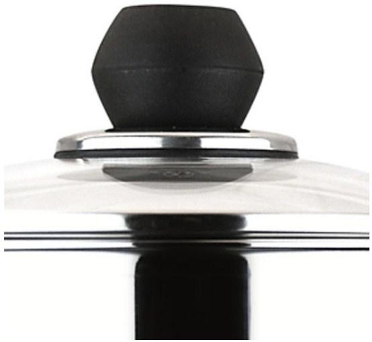 Primer plano de una tapa de vidrio con pomo negro, sobre una olla de acero inoxidable.