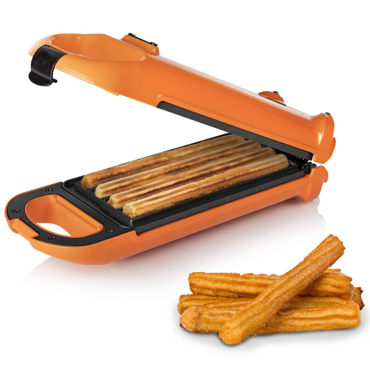 Macchina per churros arancione, aperta. Churros dentro. Pila di churros davanti.