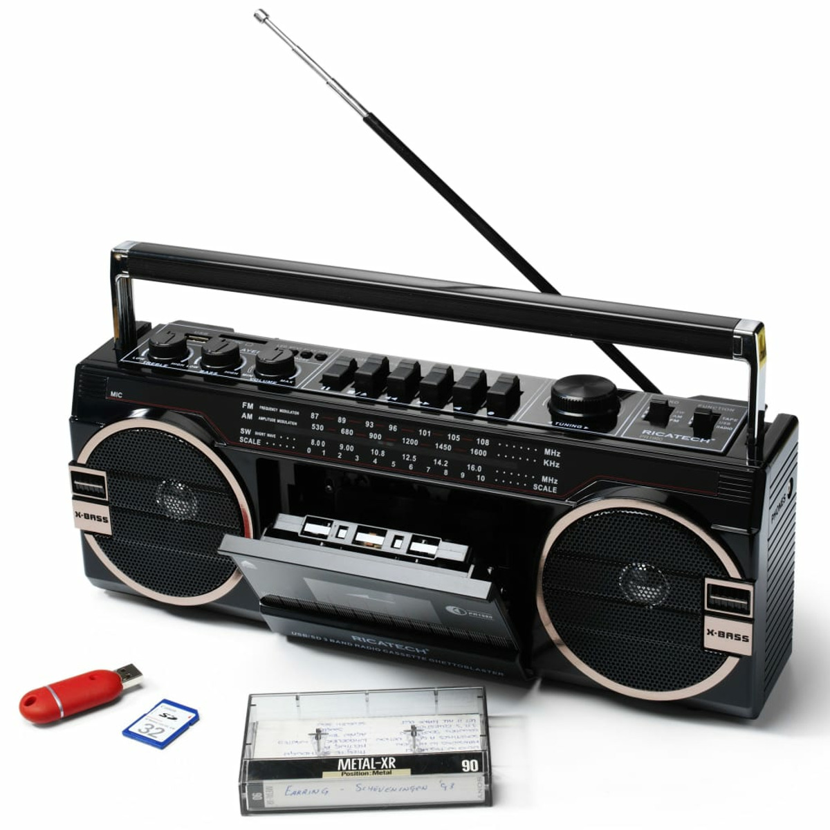 Schwarze Boombox mit Kassette, USB und SD-Karte auf weißem Grund.