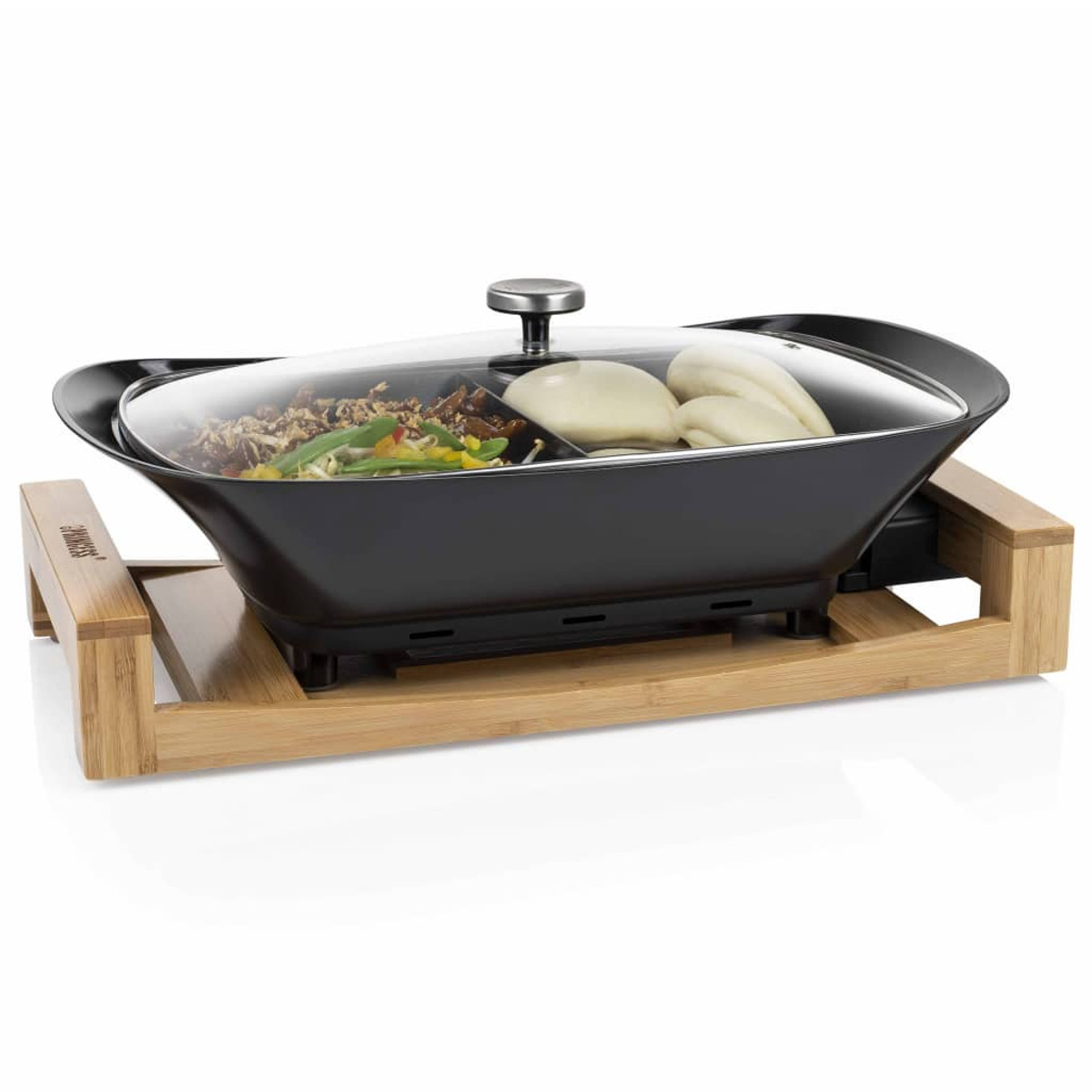 Wok eléctrico negro con comida dentro, sobre una base de madera.