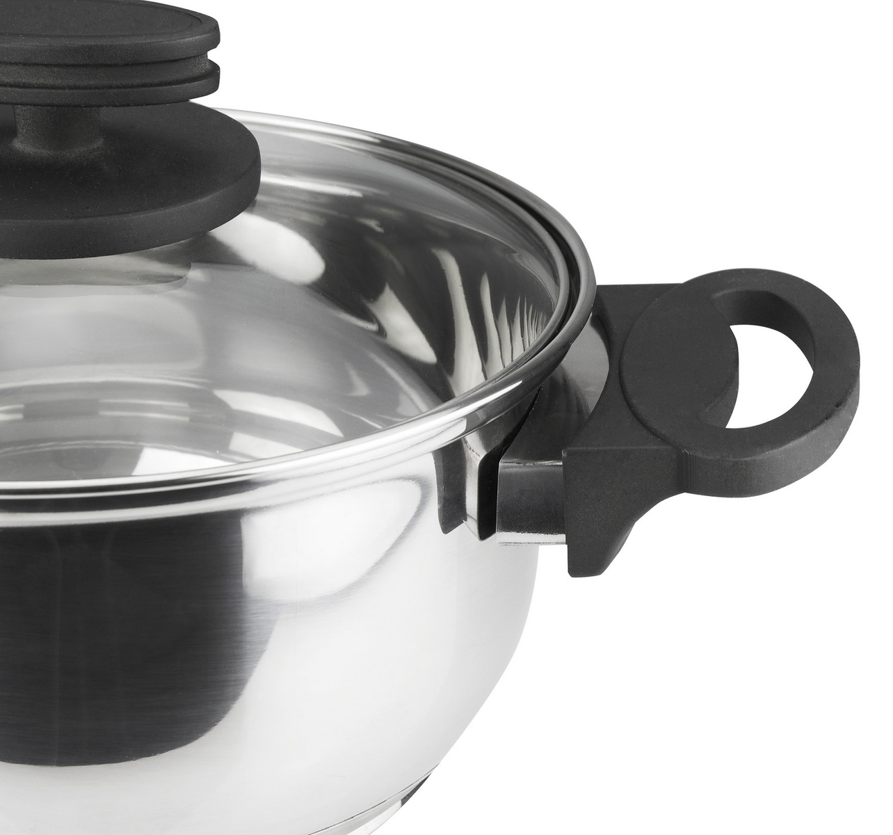 Primer plano de una olla de acero inoxidable brillante con asa negra y tapa de cristal. Fondo blanco.