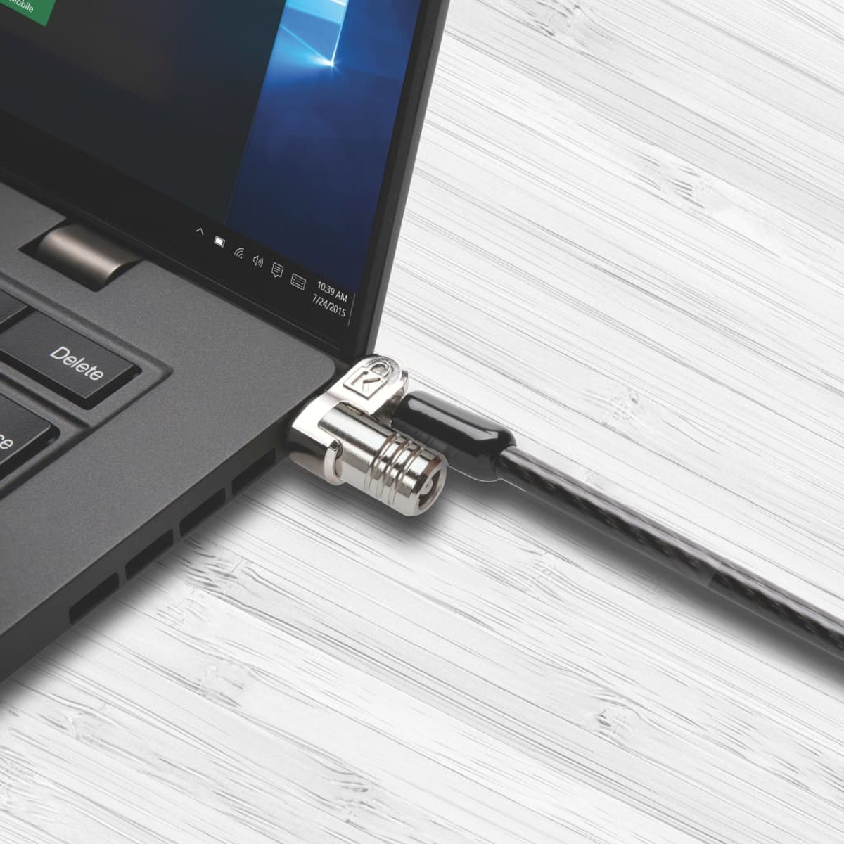 Laptop mit Kabelschloss auf weißer Holzmaserung. Anzeige zeigt Uhrzeit.