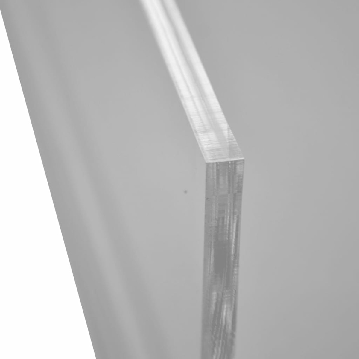 Ein transparentes, rechteckiges Stück Kunststoff mit glatter Oberfläche und sichtbarer Kante.