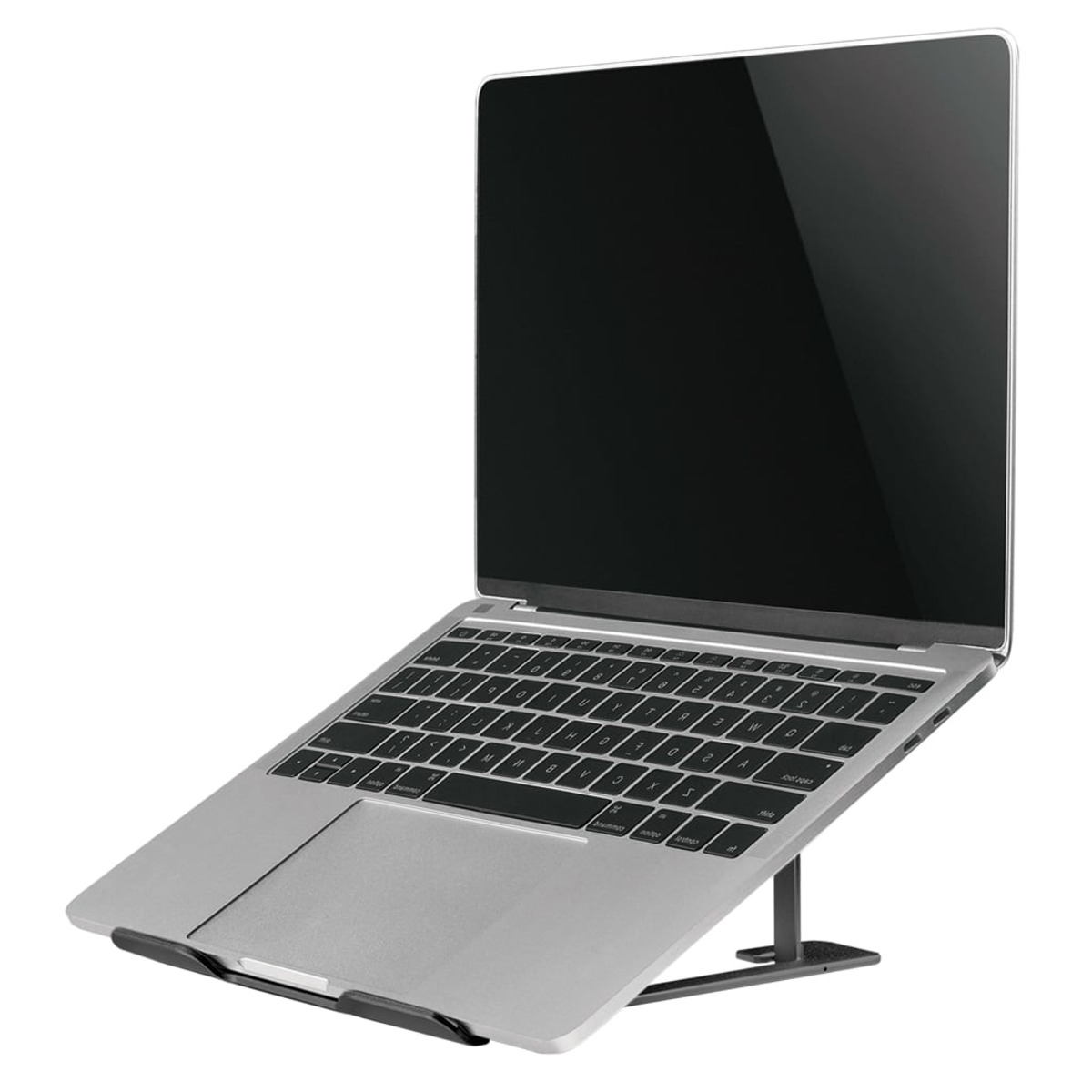 Laptop su un supporto. Laptop grigio, supporto nero. Tastiera e schermo visibili.