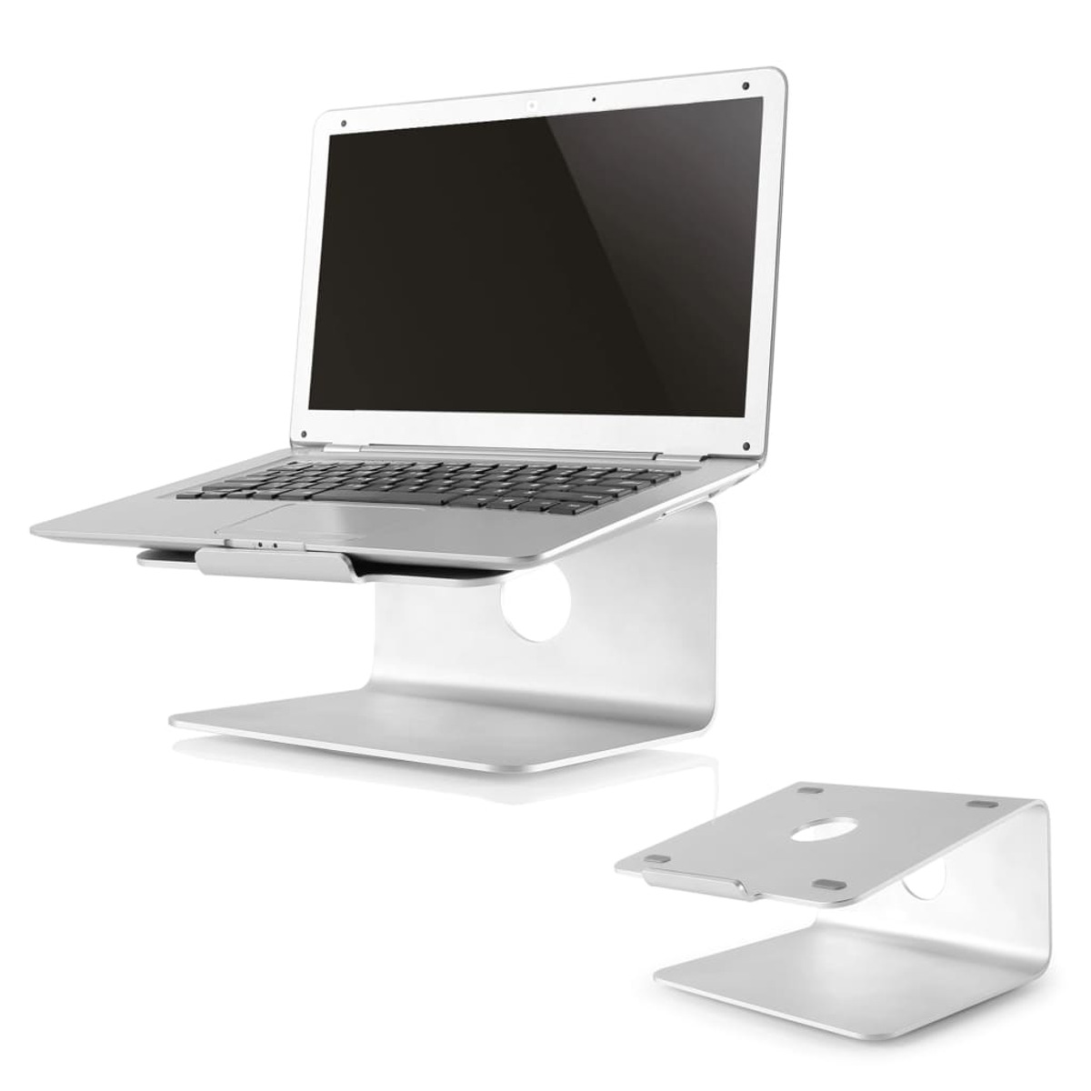Un laptop argentato poggia su un supporto. Un supporto più piccolo è nelle vicinanze.