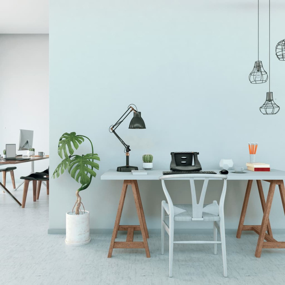 Ein modernes Büro mit Schreibtisch, Stuhl, Pflanze und verschiedenen Büroartikeln.