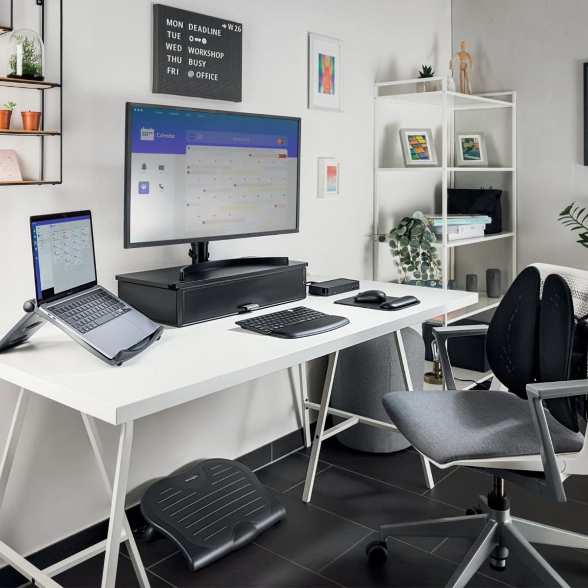 Schreibtisch mit Computer und Laptop, Schreibtisch-Organizer und Fußstütze. Weißer Hintergrund.