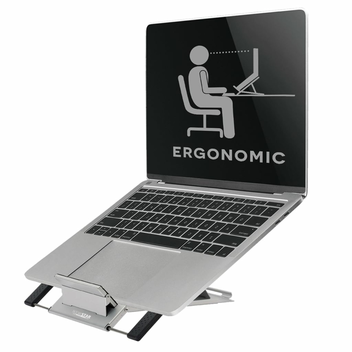 Silberner Laptop auf einem Ständer mit einem ergonomischen Schild auf dem Bildschirm.