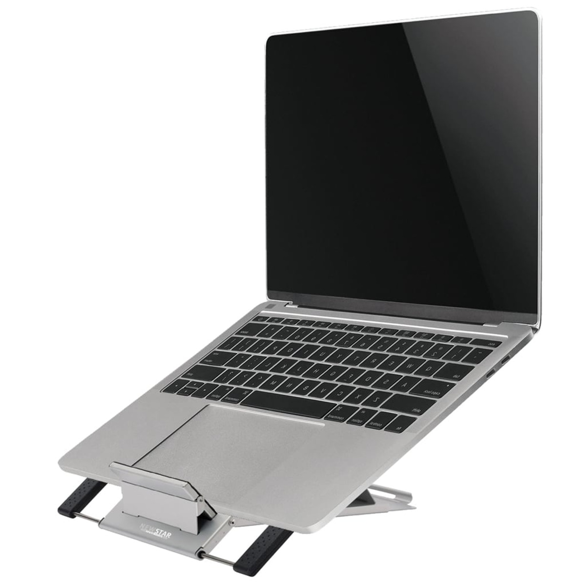 Ein silberner Laptop auf einem silbernen Ständer. Der Bildschirm ist offen und schwarz. Der Ständer hat schwarze Stützen.