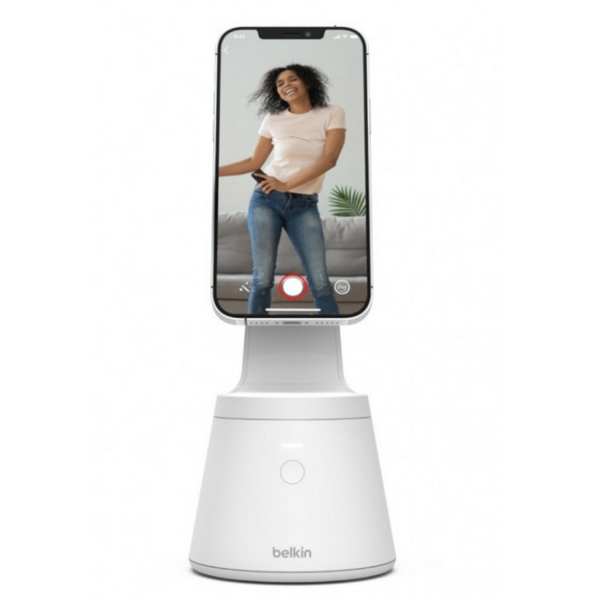 Soporte para teléfono Belkin blanco con teléfono mostrando una mujer bailando. Fondo blanco.