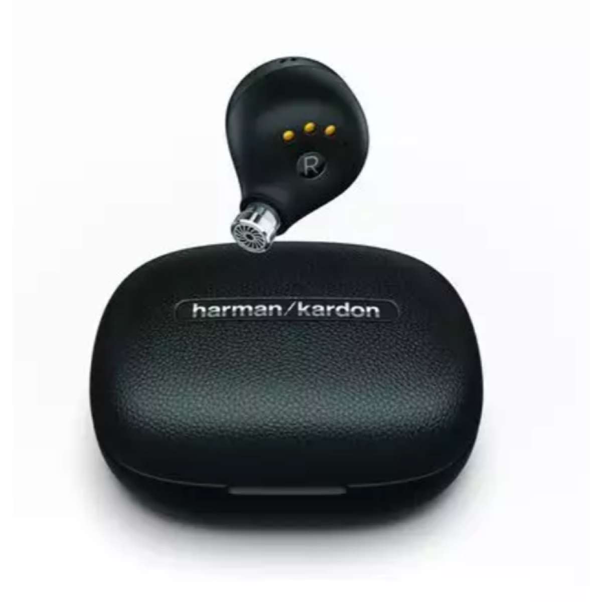 Auriculares negros harman/kardon con estuche de carga. Estuche negro, auriculares negros, fondo blanco.