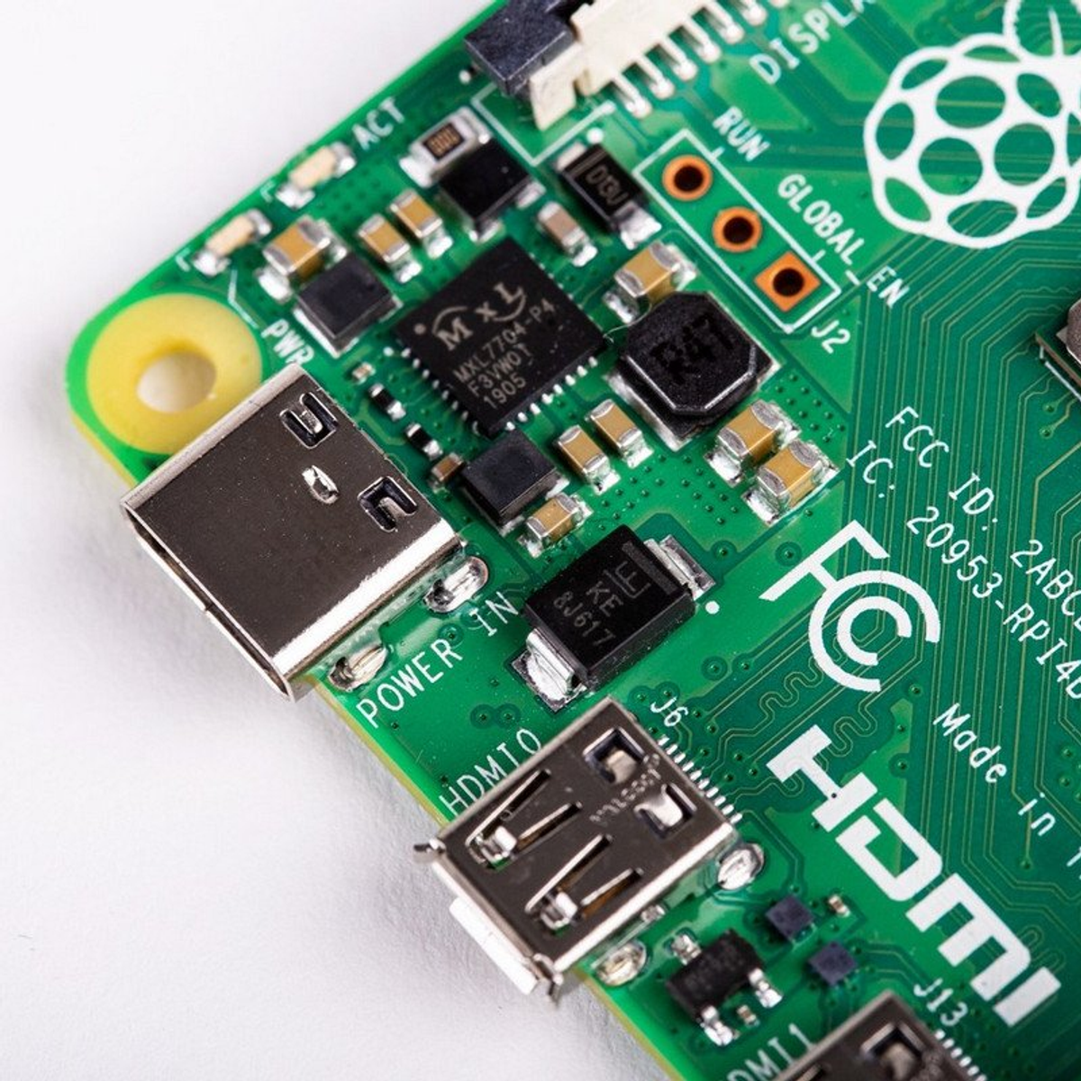 Primer plano de una placa de circuito verde con chips y conectores.