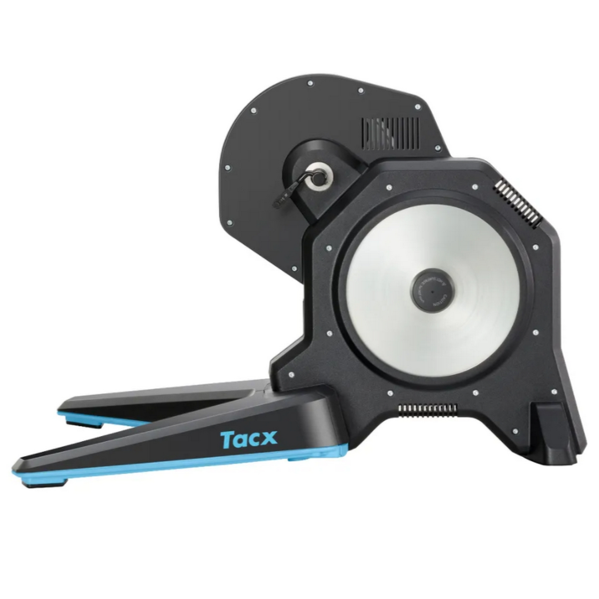 Czarno-niebieski trenażer rowerowy. Ma srebrny dysk i stoi na białej powierzchni.