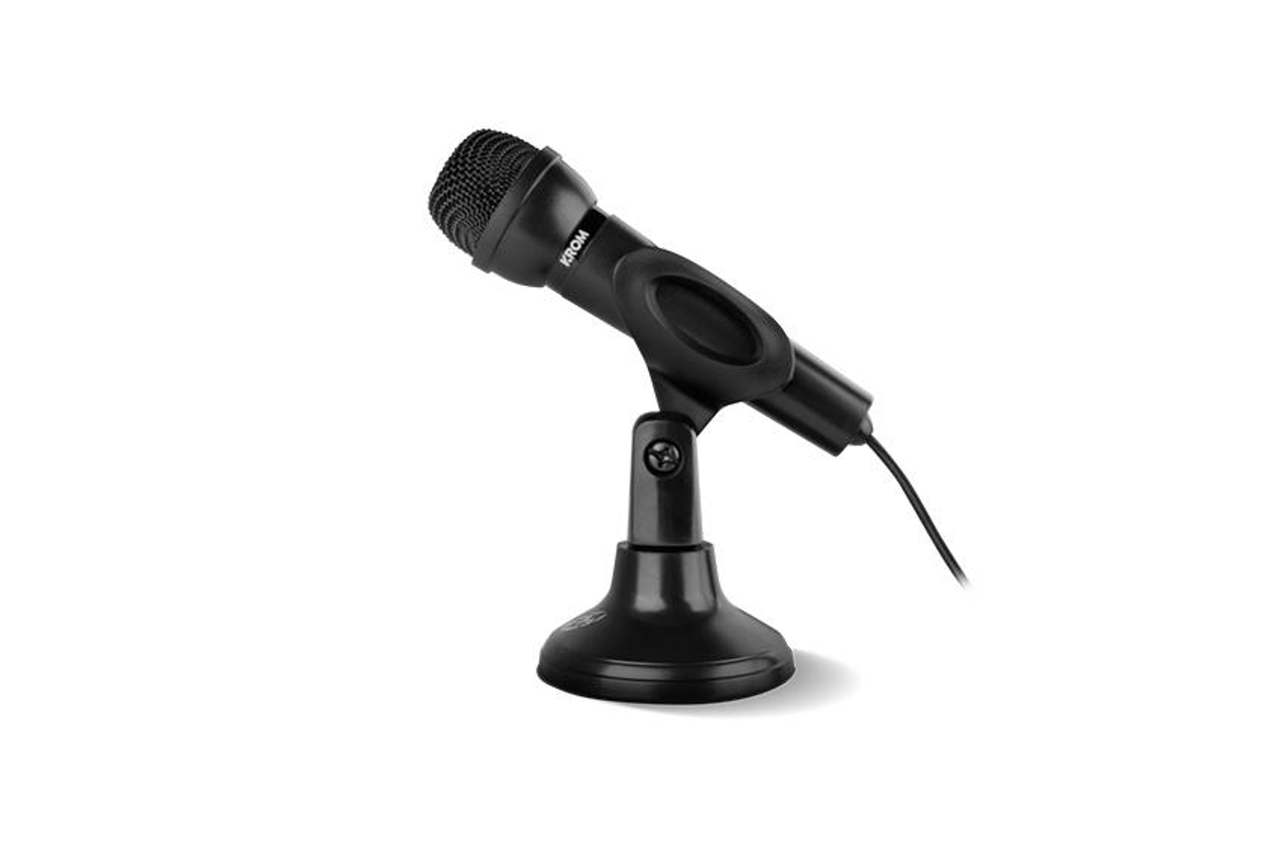 Microfono nero su supporto. Cavo nero collegato. Sfondo bianco.