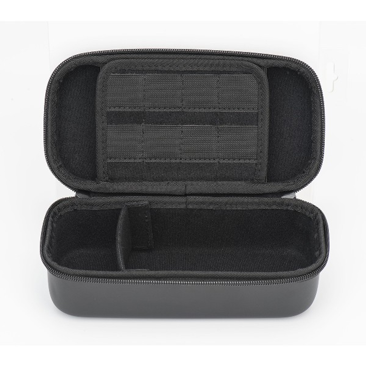 Estuche negro abierto con compartimentos. Interior negro, con bolsillo de malla y divisor.