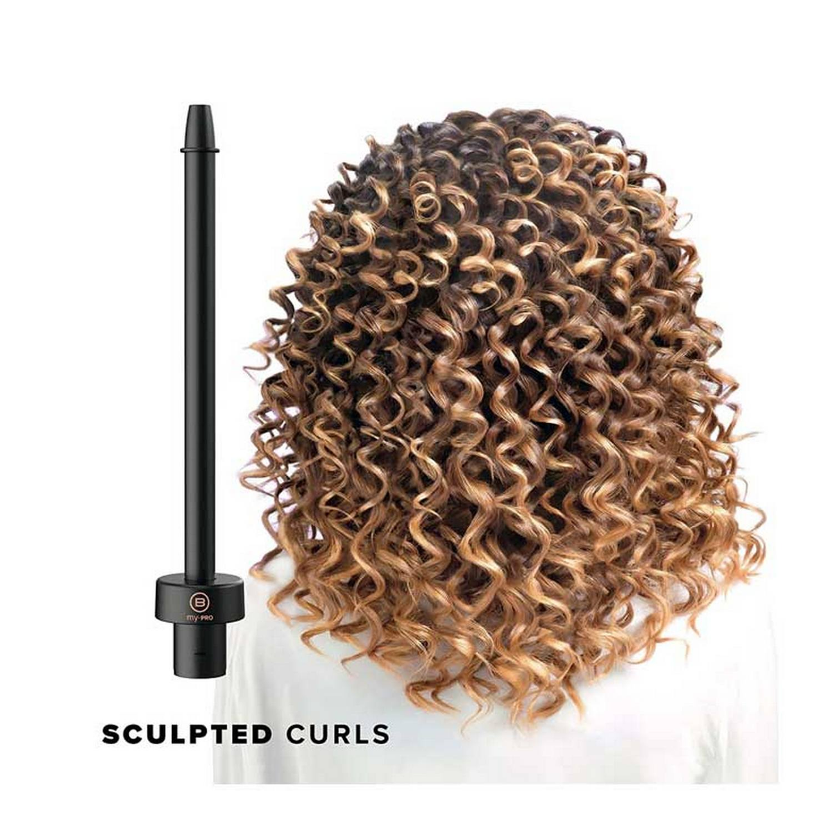 I capelli ricci di una donna sono mostrati accanto a uno strumento per lo styling dei capelli. Il testo 'SCULPTED CURLS' è presente.