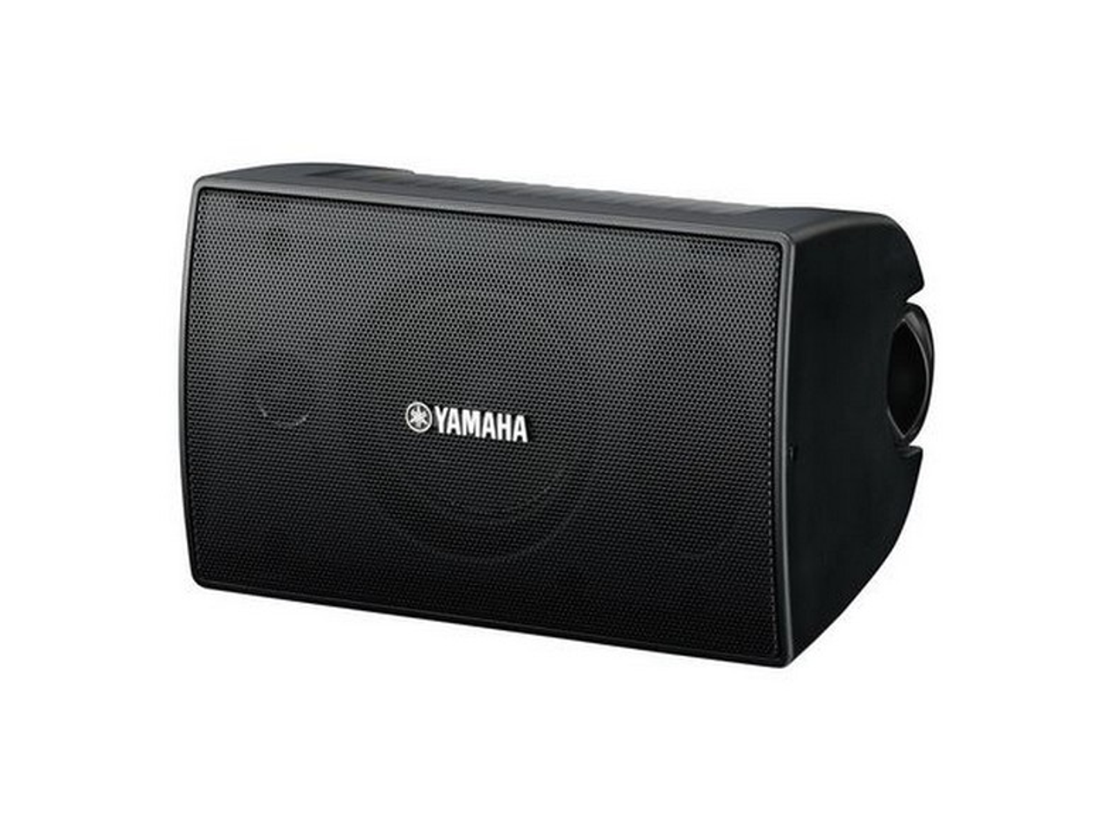 Una caja de altavoz Yamaha negra con un logotipo, aislada sobre fondo blanco.