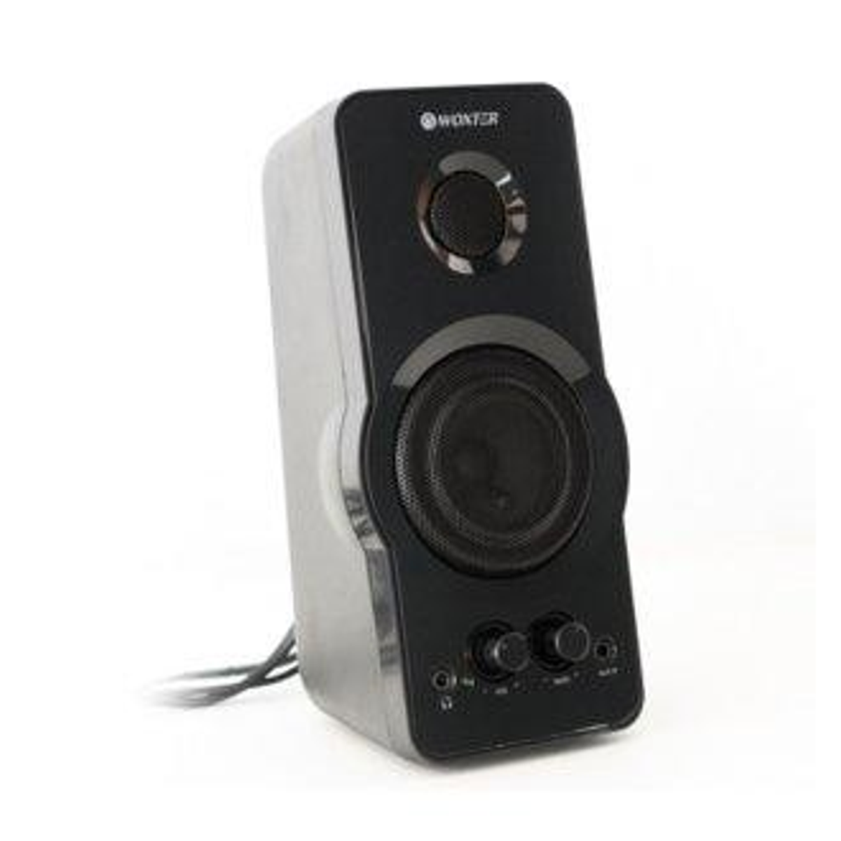 Altavoz negro con dos perillas, una rejilla y un cable de alimentación. Fondo blanco.