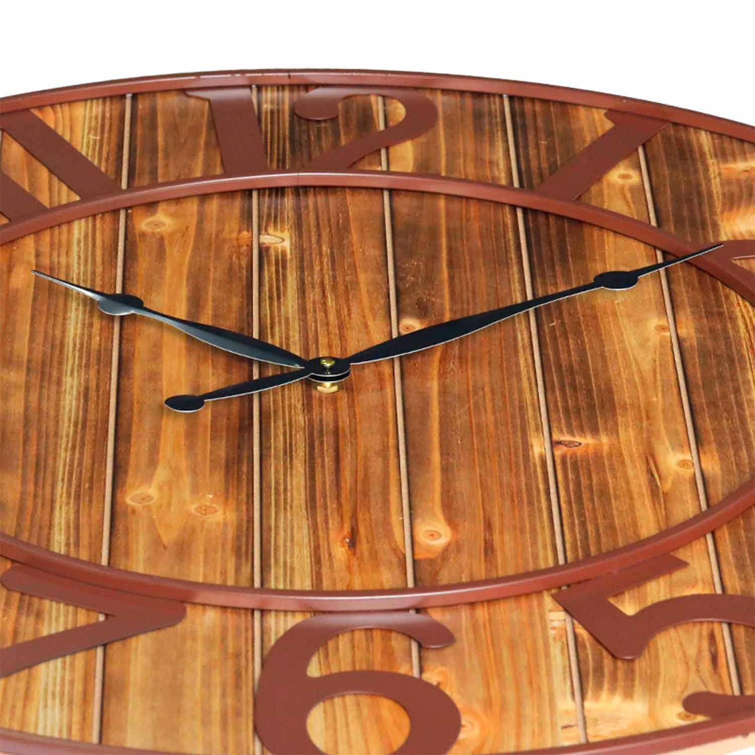 Primer plano de una esfera de reloj de madera con detalles marrones y números romanos.