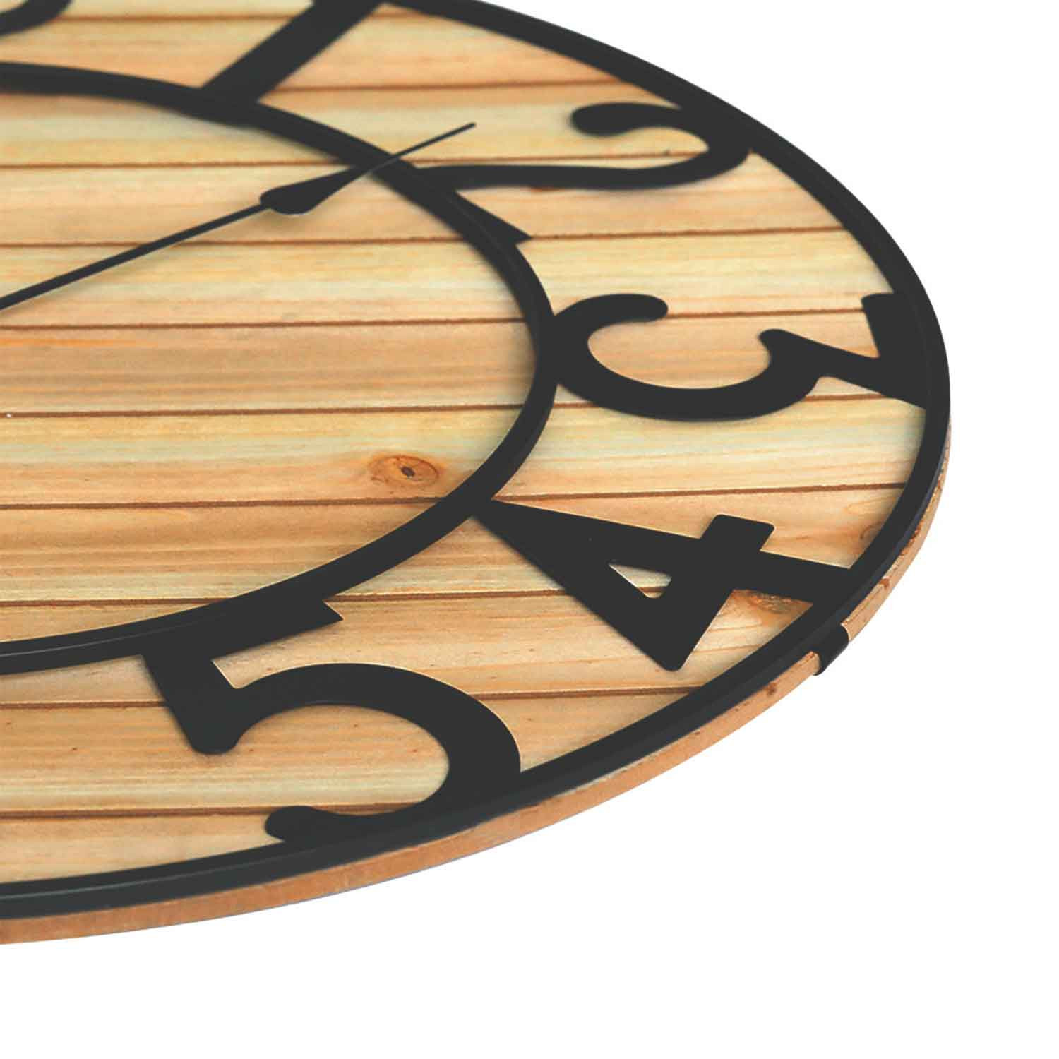 Primer plano de un reloj. El reloj tiene un fondo de madera con números negros.