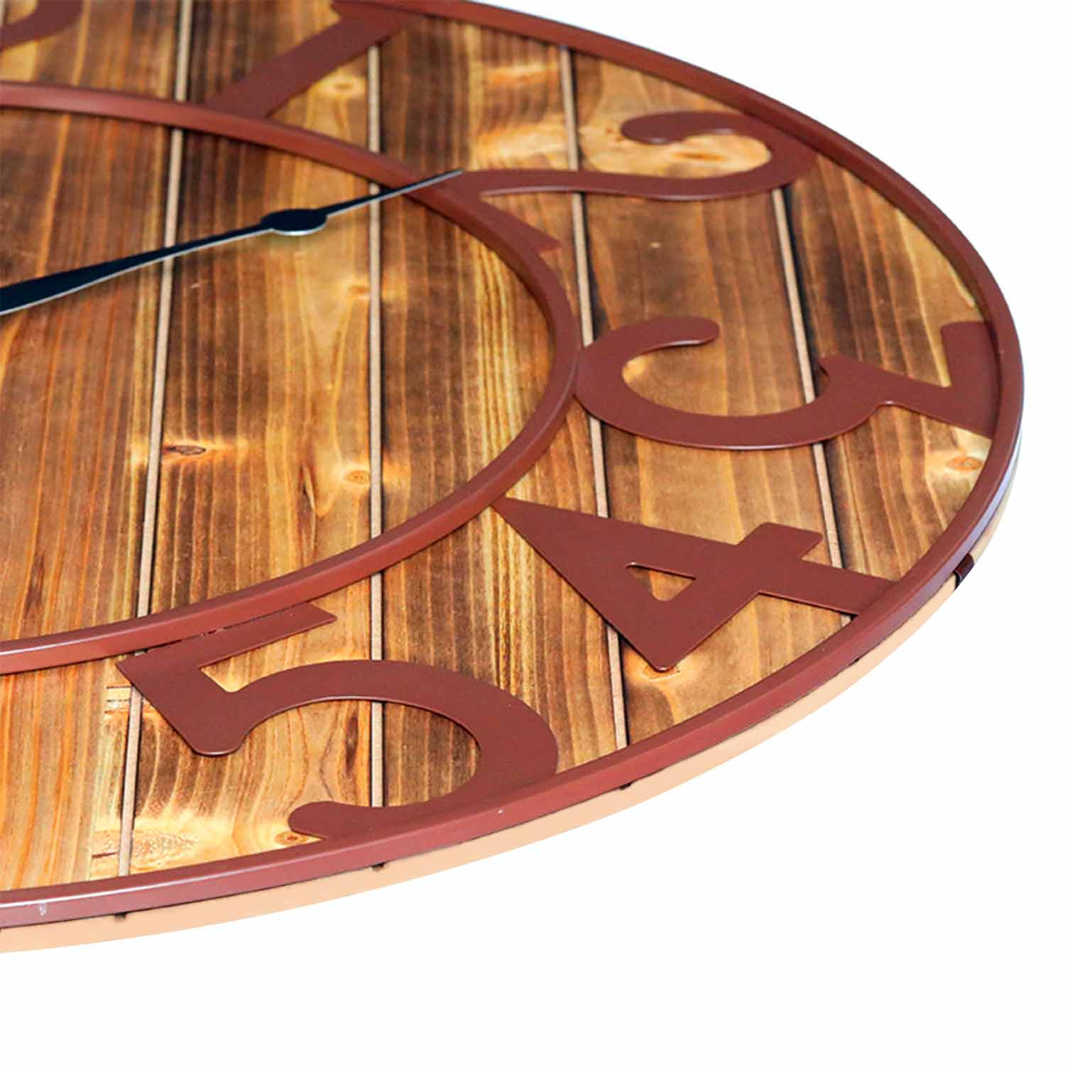 Primer plano de un reloj de madera con números de metal marrón. Las manecillas indican la hora.