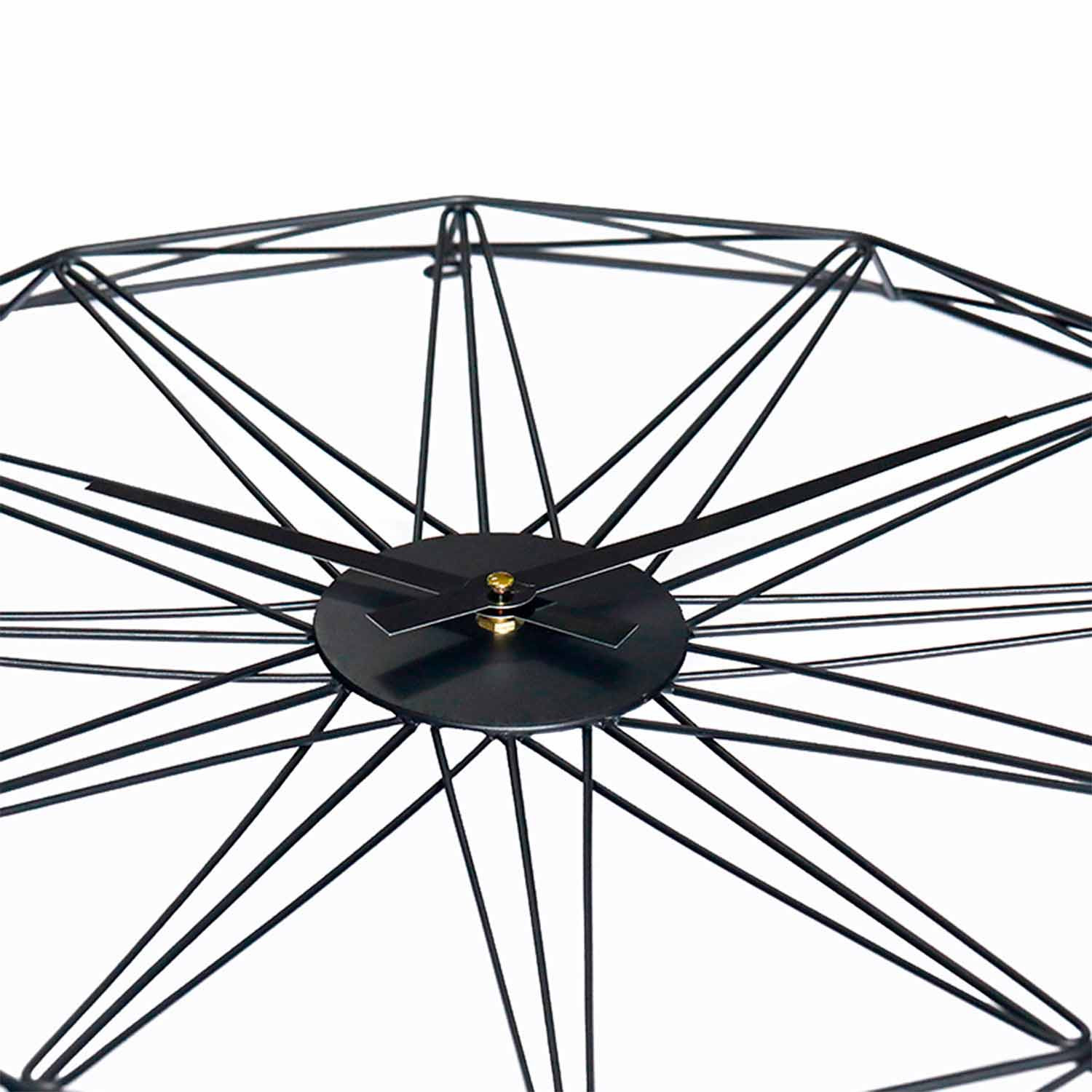 Un reloj geométrico negro. Tiene muchas líneas negras que forman la forma, con manecillas en el centro.